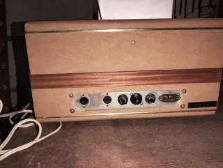 Tocadiscos antiguo beige y marrón