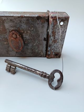 CERRADURA ANTIGUA CON POMOS DE PORCELANA