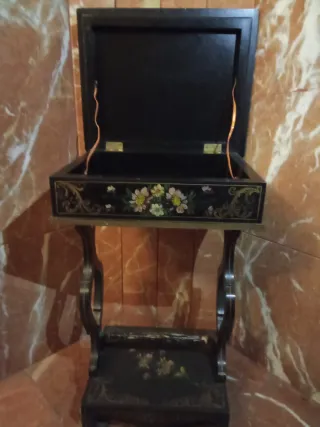 Costurero antiguo de madera