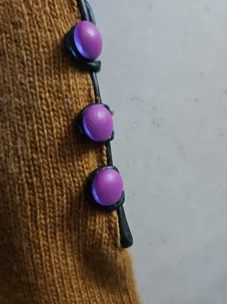 Guantes de Cachemira Mostaza con Botones Morados