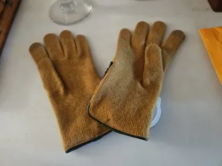 Guantes de Cachemira Mostaza con Botones Morados