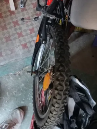 Bicicleta infantil roja