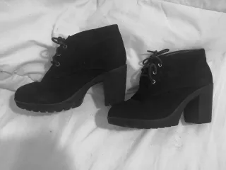 Botines negros con cordones y tacón