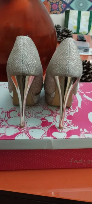 Zapatos de tacón dorados y plateados
