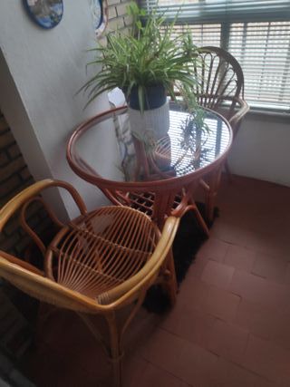 Mesa de mimbre con 2 sillas