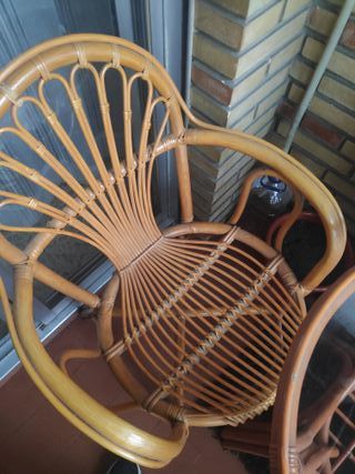 Mesa de mimbre con 2 sillas
