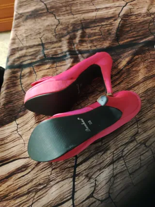 Zapatos de tacón rosas con lazo