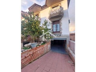 Casa adosada en venta en Lucena