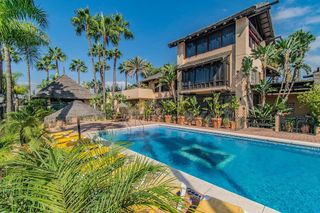 Casa adosada en venta en Nueva Andalucía centro en Marbella