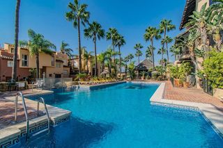 Casa adosada en venta en Nueva Andalucía centro en Marbella