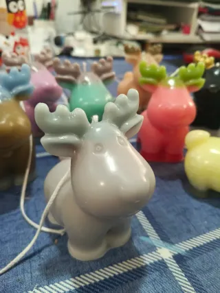 Vela Reno Navideño Artesanal de varios colores.