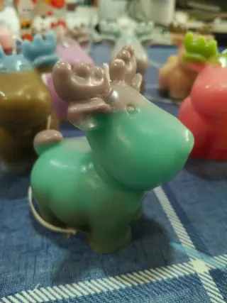 Vela Reno Navideño Artesanal de varios colores.