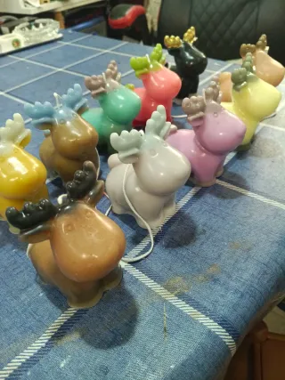 Vela Reno Navideño Artesanal de varios colores.