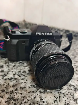 Cámara Pentax con objetivo Sigma