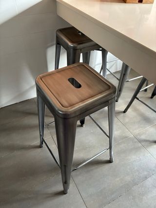 Taburetes metálicos marrones y grises vintage.