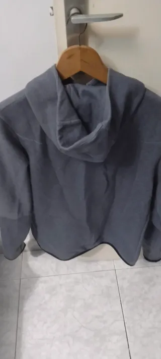 Chaqueta Liverpool Nike gris detalles lila Talla L