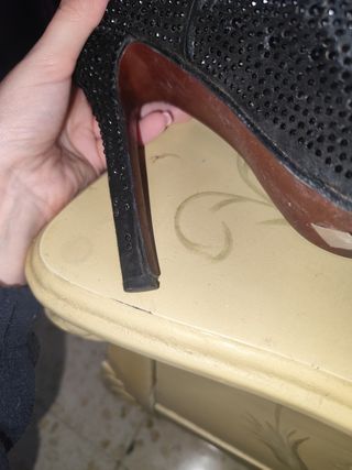 Zapatos de tacón negros brillantes