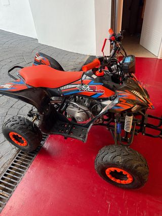 Cuadrimoto Naranja y Negra con Casco
