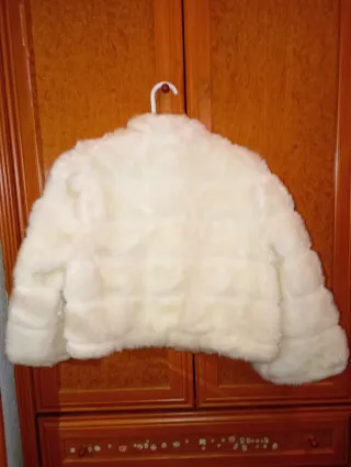 Abrigo pelo sintético blanco corto