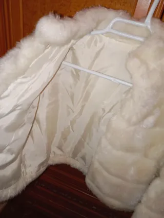 Abrigo pelo sintético blanco corto