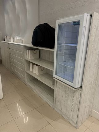 Mueble de madera blanco