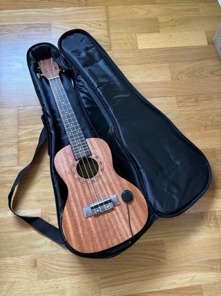 Ukelele Hricrane Concierto 23” + Accesorios