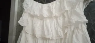 Abito con balze asimmetriche color crema