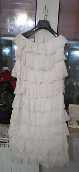 Abito con balze asimmetriche color crema