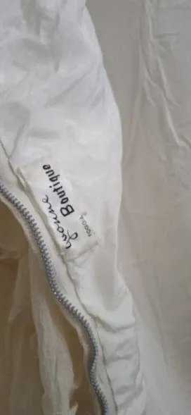 Abito con balze asimmetriche color crema