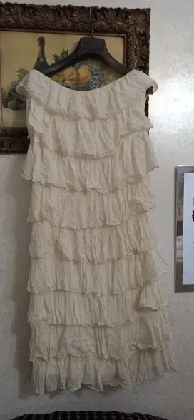 Abito con balze asimmetriche color crema