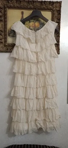 Abito con balze asimmetriche color crema