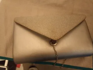 Zapatos plateados y bolso de fiesta