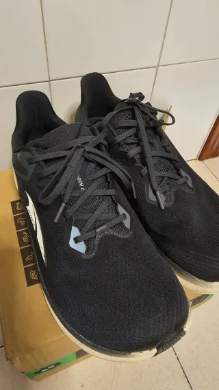 Zapatillas Altra Negras y BlancasM TORIN 8 wide