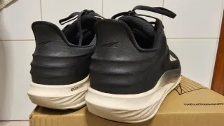 Zapatillas Altra Negras y BlancasM TORIN 8 wide