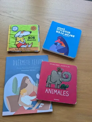 Libros infantiles, variados para niños pequeños.