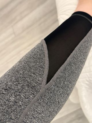 Mallas deportivas grises drapeadas.