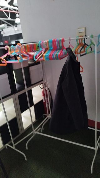 Perchero Metálico Doble con Barra y Perchas