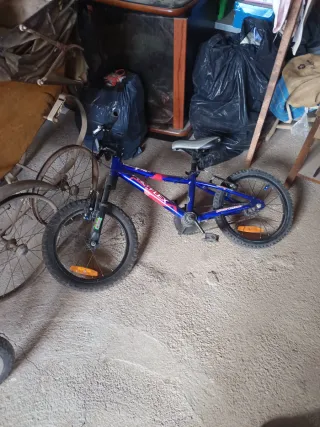 Bicicleta infantil azul y roja