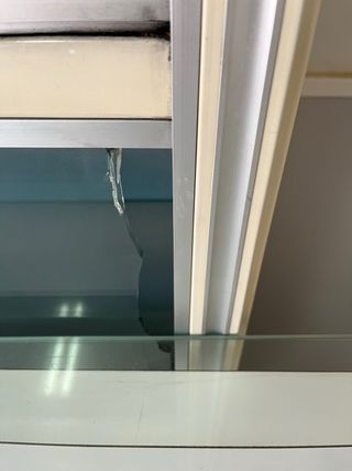 Estantería de hierro con cristal