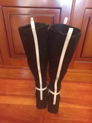 Botas altas negras y blancas