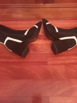 Botas altas negras y blancas