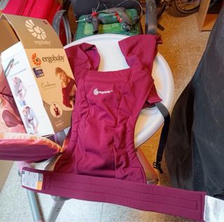 Mochila Ergobaby Embrace color burdeos