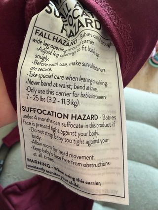 Mochila Ergobaby Embrace color burdeos