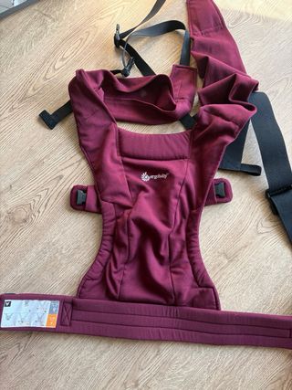 Mochila Ergobaby Embrace color burdeos