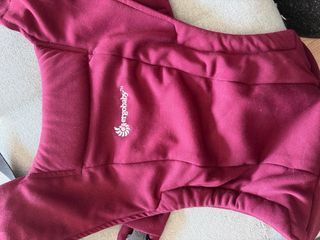Mochila Ergobaby Embrace color burdeos