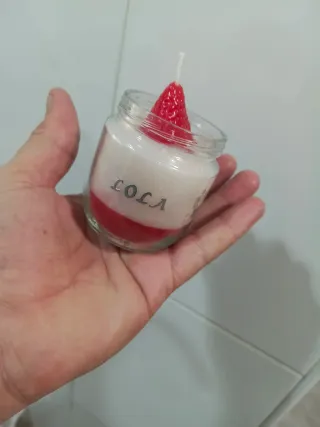 Vela Artesanal Yogur Fresas. Personalizadas