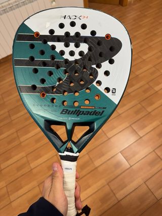 Bullpadel Hack 04 tiene roto el plano frontal