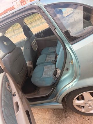 Nissan Almera 2001