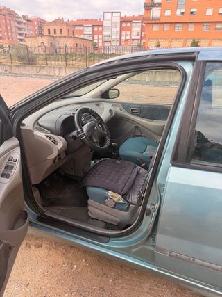 Nissan Almera 2001