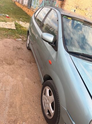 Nissan Almera 2001
